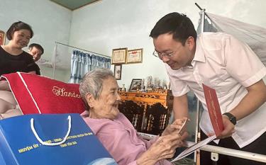 Bí thư Huyện ủy Yên Bình An Hoàng Linh thăm hỏi, tặng quà Mẹ Việt Nam Anh hùng Dương Thị Cúc ở thôn Ngòi Bang, xã Bảo Ái.