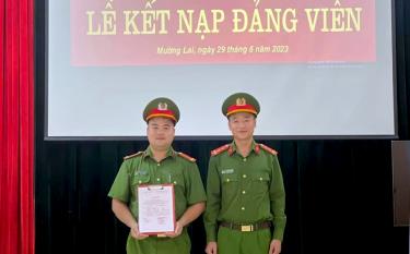 Chi bộ Công an xã Mường Lai, huyện Lục Yên tổ chức Lễ kết nạp đảng viên mới.