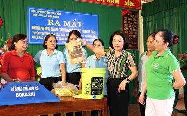 Bà Bồ Thị Hoa - Chủ tịch Hội LHPN huyện Trấn dafabet khuyến mãi tudafabet khuyến mãi truyền cho người dân xã Minh Quán việc phân loại rác thải tại nguồn và hướng dẫn xử lý rác thải hữu cơ bằng thùng ủ và men vi sinh.