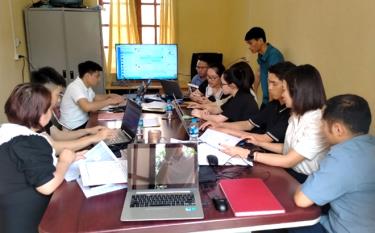 Tổ công tác Chuyển đổi số của Văn phòng Đăng ký đất đai tỉnh Yên Bái hướng dẫn Chi nhánh Văn phòng Đăng ký đất đai huyện Văn Chấn triển khai vận hành cơ sở dữ liệu đất đai trên phần mềm VBDLIS