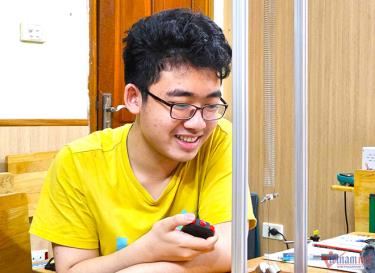 Võ Hoàng Hải (học sinh lớp 11, Trường THPT chuyên Khoa học Tự nhiên, ĐHQG Hà Nội) là học sinh đầu tiên của Việt Nam sở hữu 2 Huy chương Vàng Olympic Vật lý quốc tế khi là học sinh lớp 11.