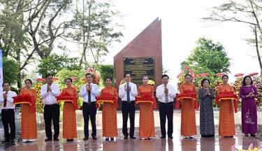 Lãnh đạo Trung ương, lãnh đạo tỉnh Bà Rịa  - Vũng Tàu cắt băng khánh thành công trình chỉnh trang Nghĩa trang Hàng Keo  (Côn Đảo) ngày 13/5/2022.