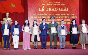 Trưởng Ban Tuyên giáo Tỉnh uỷ Nguyễn Minh Tuấn khen thưởng 10 tập thể và 1 cá nhân có thành tích tiêu biểu trong hoạt động sáng tác, quảng bá các tác phẩm văn học, nghệ thuật, báo chí về chủ đề 