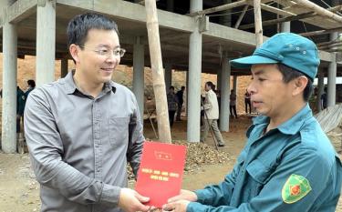 Bí thư Huyện ủy, Chủ tịch HĐND huyện Yên Bình An Hoàng Linh trao hỗ trợ xóa nhà dột nát cho hộ nghèo tại thôn Làng Na, xã Phúc Ninh.