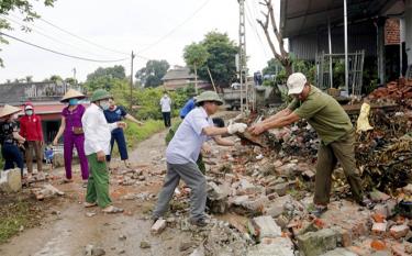 Người dân thị trấn Mậu A, huyện Văn Yên tình nguyện dỡ bỏ tường rào kiên cố, hiến đất để mở rộng tuyến đường giao thông nông thôn.