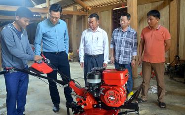 Đoàn giám sát của HĐND tỉnh giám sát tình hình triển khai hỗ trợ máy móc, nông cụ phục vụ sản xuất cho các hộ nghèo vùng đồng bào dân tộc thiểu số và miền núi tại xã Sùng Đô, huyện Văn Chấn.