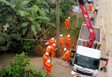 Công nhân Điện lực Lục Yên thay thế các cột điện cũ đáp ứng yêu cầu cung cấp điện sinh hoạt và sản xuất trước mùa mưa bão
