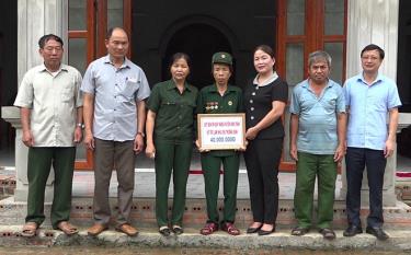 Lãnh đạo huyện Văn Chấn trao tiền hỗ trợ làm nhà cho thương binh Trần Thị Nga, xã Chấn Thịnh.