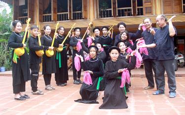 Nghệ nhân Ưu tú Hoàng Tương Lai hướng dẫn học viên kết hợp đàn tính và múa hát.