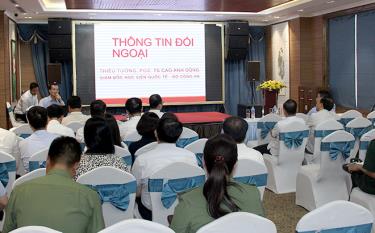 Thiếu tướng, PGS.TS Cao Anh Dũng - Giám đốc Học viện Quốc tế, Bộ Công an thông tin về về tình hình thế giới, khu vực cho các đại biểu.