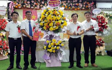 Đồng chí Nguyễn Lê Dũng - Phó Chủ tịch UBND huyện Yên Bình tặng hoa chúc mừng Đại hội.