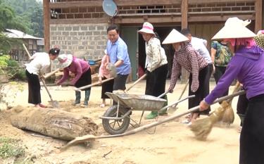 Đồng chí Giàng A Thào - Bí thư Huyện ủy, Chủ tịch HĐND huyện Trạm Tấu cùng người dân xã Hát Lừu vệ sinh đường giao thông nông thôn.