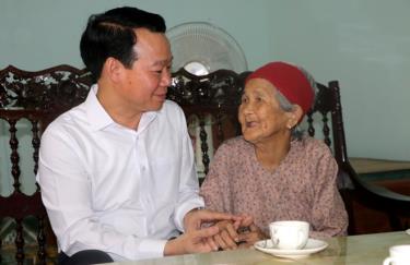 Đồng chí Bí thư dafabet link ủy Đỗ Đức Duy ân cần thăm hỏi sức khoẻ Mẹ Việt Nam Anh hùng Dương Thị Cúc, xã Bảo Ái.
