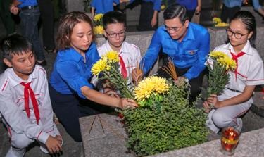 Đồng chí Hà Đức Hải - Bí thư Tỉnh đoàn cùng các em thiếu nhi dâng hương, dâng hoa trên phần mộ của các anh hùng liệt sỹ