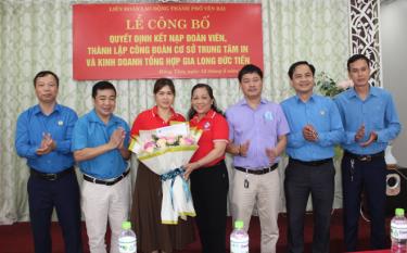 Lãnh đạo LĐLĐ tỉnh và thành phố Yên Bái tặng hoa chúc mừng Công đoàn cơ sở Trung tâm In và Kinh doanh tổng hợp Gia Long - Đức Tiến, phường Đồng Tâm, thành phố Yên Bái tại Lễ công bố quyết định thành lập.