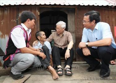 Tổng Bí thư Nguyễn Phú Trọng thăm, tặng quà thương binh Đinh Phi và vợ là Đinh Brat, hộ gia đình chính sách có hoàn cảnh đặc biệt khó khăn ở làng Tung Ke 2, xã Ayun, huyện Chư Sê, tỉnh Gia Lai, ngày 12/4/2017.