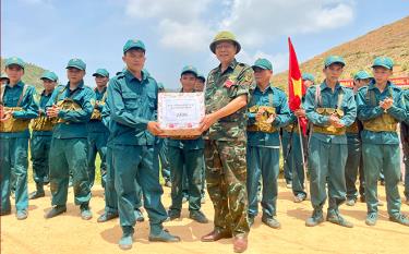 Đồng chí Nguyễn Dũng Giang - Phó Bí thư Thường trực Huyện ủy Yên Bình tặng quà, động viên lực lượng dân quân tự vệ các xã tham gia diễn tập.