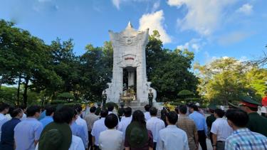 Thủ tướng Phạm Minh Chính và đoàn công tác của Chính phủ tưởng nhớ tưởng nhớ các Anh hùng liệt sĩ tại Nghĩa trang liệt sĩ quốc gia Trường Sơn ngày 22/7