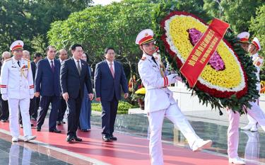Đoàn đại biểu lãnh đạo, nguyên lãnh đạo Đảng, Nhà nước tới đặt vòng hoa, dâng hương tại Đài tưởng niệm các anh hùng liệt sĩ trên đường Bắc Sơn, sáng 27/7.