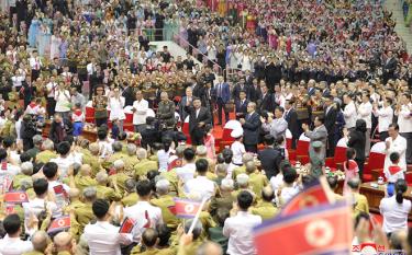 Nhà lãnh đạo Triều Tiên Kim Jong Un cùng với Bộ trưởng Quốc phòng Nga Sergei Shoigu và Ủy viên Bộ Chính trị, Phó Ủy viên trưởng Ủy ban Thường vụ Đại hội đại biểu nhân dân toàn quốc (Phó Chủ tịch Quốc hội) Trung Quốc Lý Hồng Trung tham dự một sự kiện ở Bình Nhưỡng.