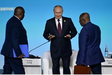Tổng thống Nga Vladimir Putin (giữa) phát biểu tại hội nghị thượng đỉnh Nga - châu Phi ở thành phố Saint Petersburg, Nga vào ngày 27-7