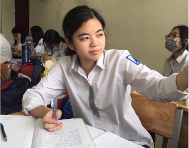 Mặc dù lịch thi đấu cờ vua dày đặc, Hồng Nhung vẫn giữ cho mình phong độ trong học tập ở mức ổn định