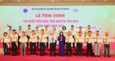 Tôn vinh người hiến máu tình nguyện tiêu biểu.