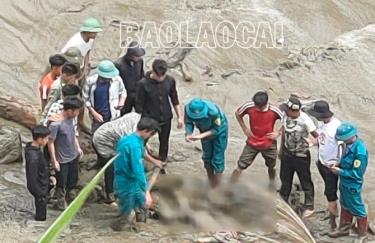 Sau khi tháo cạn hồ thủy điện, lực lượng cứu nạn đã tìm thấy thi thể cháu bé (Ảnh: Báo Lào Cai).