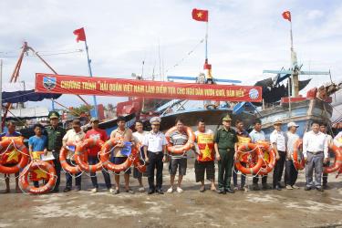 Tặng áo phao cho các ngư dân.