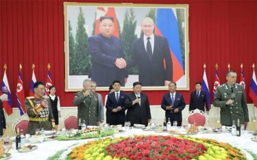 Bức ảnh cỡ lớn chụp khoảnh khắc Chủ tịch Triều Tiên Kim Jong Un và Tổng thống Nga Vladimir Putin gặp nhau năm 2019.