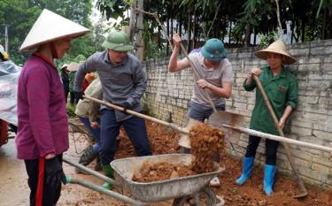 Đồng chí An Hoàng Linh - Bí thư Huyện ủy, Chủ tịch UBND huyện Yên Bình tham gia mở đường từ 3m lên 5m thôn Tân Lương, xã Cảm Ân cùng bà con nhân dân trong 