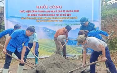 Đoàn viên thanh niên xã Hồ Bốn tham gia làm nhà ở cho các hộ dân có hoàn cảnh khó khăn trên địa bàn xã.