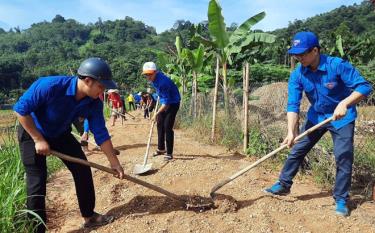 Đoàn viên thanh niên xã Minh Xuân tham gia nâng cấp đường giao thông nông thôn.
