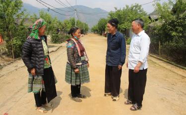 Năm 2022, gia đình già làng Mùa A Ly, xã Xà Hồ, huyện Trạm Tấu đã có 9 đảng viên là con, là cháu ruột. Ảnh: Già làng Mùa A Ly vận động người dân xây dựng bản Cu Vai xanh - sạch - đẹp. (Ảnh:Phương Thùy)