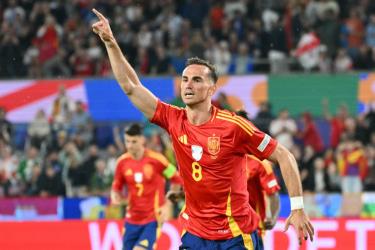 Tiền vệ Tây Ban Nha Fabian Ruiz mừng bàn thắng nâng tỷ số cho đội nhà. Ảnh: AFP/TTXVN