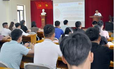 77 học viên lớp đảng viên mới học tập tại Trung tâm Chính trị huyện Lục Yên.