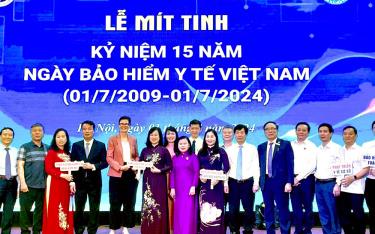 Phó Chủ tịch UBND tỉnh Vũ Thị Hiền Hạnh cùng các đại biểu chụp ảnh tại Lễ mít tinh kỷ niệm 15 năm Ngày Bảo hiểm y tế Việt Nam do Bộ Y tế tổ chức.
