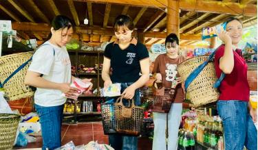 Phụ nữ thôn Bó Mi (xã Tân Phượng, huyện Lục Yên, tỉnh Yên Bái) dùng gùi và làn đi chợ mỗi ngày