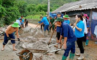 Mô hình “Ngày cuối tuần cùng dân” được huyện Mù Cang Chải duy trì trong nhiều năm qua đã góp phần làm cho diện mạo của huyện vùng cao ngày một khởi sắc.