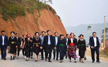 Lãnh đạo và nhân dân huyện Lục Yên trong ngày thông tuyến đường Tân Lĩnh - Tân Lập - Phan Thanh.