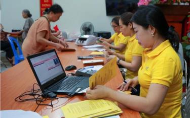 Cán bộ ngành bưu điện làm thủ tục cho người lãnh lương hưu, trợ cấp bảo hiểm xã hội tại Hà Nội