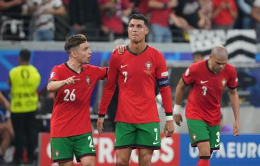 Ronaldo bật khóc sau khi đá hỏng phạt đền trong trận đấu với Slovenia.