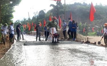 Nông dân xã Bình Thuận, huyện Văn Chấn chung sức xây dựng đường nông thôn mới.