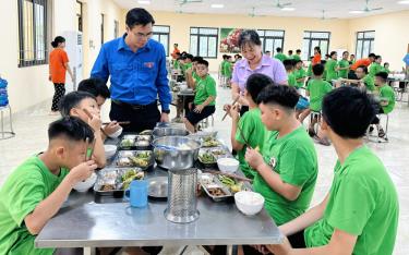 Lãnh đạo Tỉnh đoàn Yên Bái thăm, động viên các “chiến sỹ nhí” đang tham gia Chương trình “Học kỳ trong quân đội”, đợt 2 năm 2024.