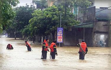 Các lực lượng cứu hộ cứu nạn có mặt hỗ trợ người dân. (Ảnh: Cổng thông tin điện tử TP Hà Giang)