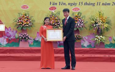 Thừa ủy quyền của Chủ tịch nước, Chủ tịch UBND tỉnh Trần Huy Tuấn trao Huân chương Lao động hạng Ba cho cô Vũ Thị Hạnh- Phó Hiệu trưởng Trường THPT Chu Văn An.