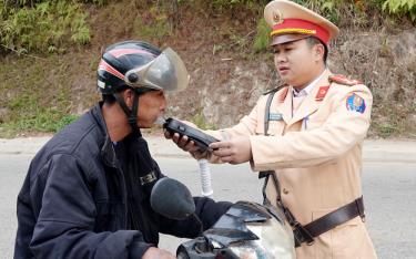 Lực lượng cảnh sát giao thông Công an huyện Mù Cang Chải kiểm tra nồng độ cồn với người điều khiển phương tiện.