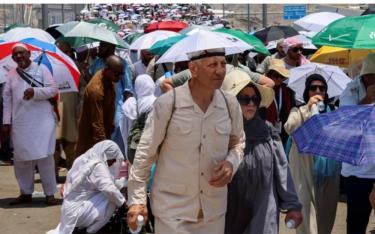 Những người hành hương đi bộ giữa thời tiết nắng nóng trong cuộc hành hương Hajj ở Mina, Saudi Arabia, ngày 18/6/2024.