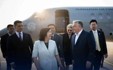 Thứ trưởng Ngoại giao Trung Quốc Hoa Xuân Oánh đón Thủ tướng Hungary Viktor Orban tại sân bay Bắc Kinh sáng 8/7 (Ảnh: ABS).