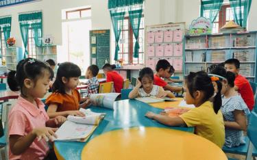 Phát triển và nhân rộng mô hình tủ sách gia đình, tủ sách dòng họ, tủ sách trường học, mô hình “Gia đình đọc sách - Gắn kết yêu thương”.